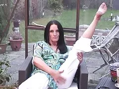 裸の女の子は、プールの真ん中に裸足で歩いています 大人 女子 エッチ 動画
